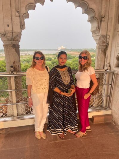 Ale y Paula con Mujer India