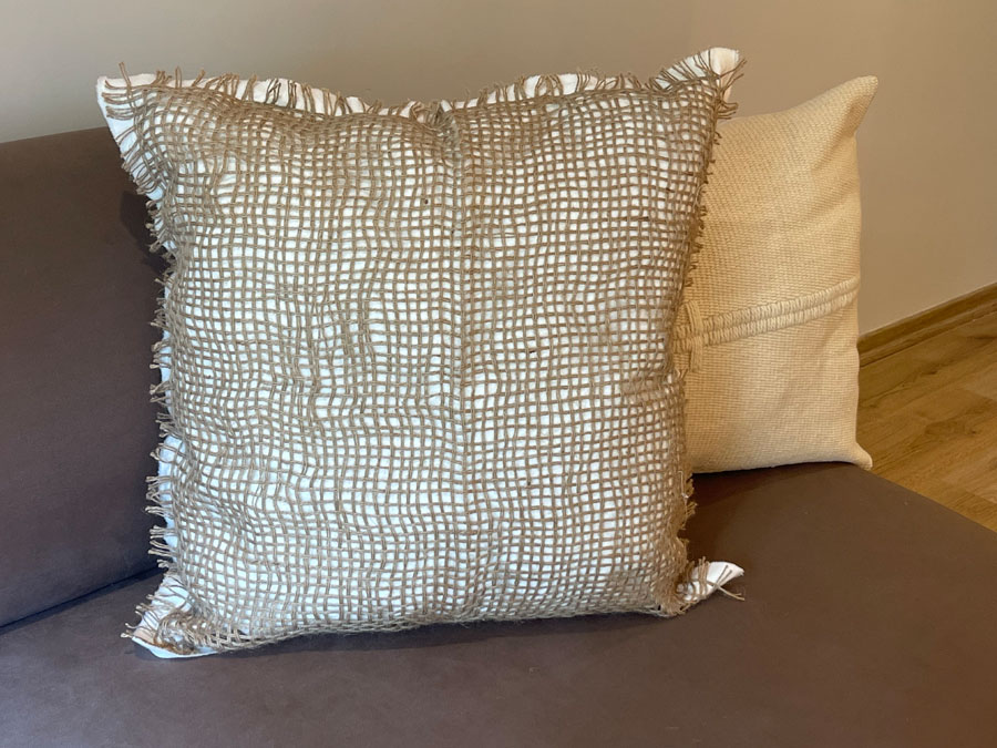 ALMOHADON YUTE DORADO